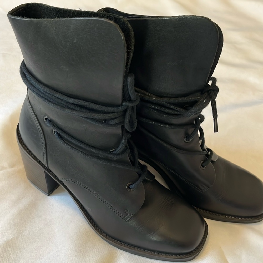 Steve Madden black leather tie boot. Chaz. Size 7
